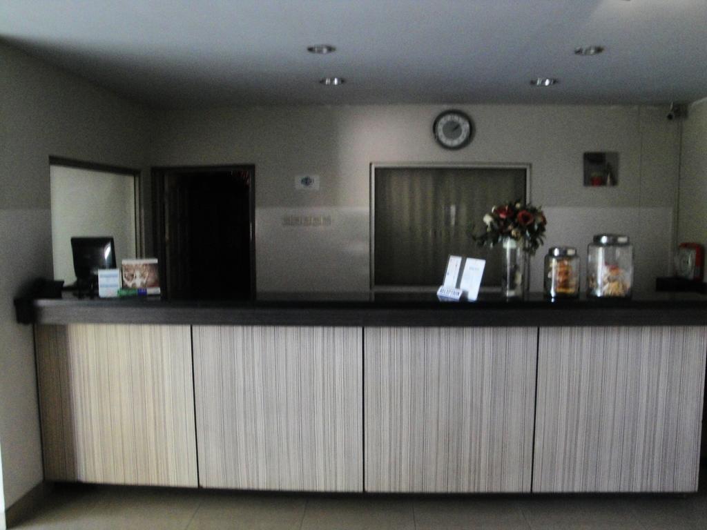 Hotel Metropolitan Inn Manado Exterior photo